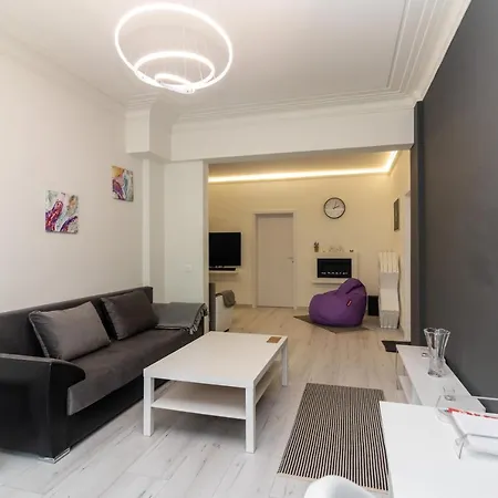 Degraf Stylish Downtown Gallery Apartment